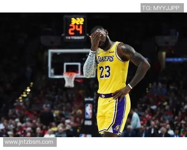 詹姆斯因小伤缺席比赛，球队陷入困境，湖人将如何应对？